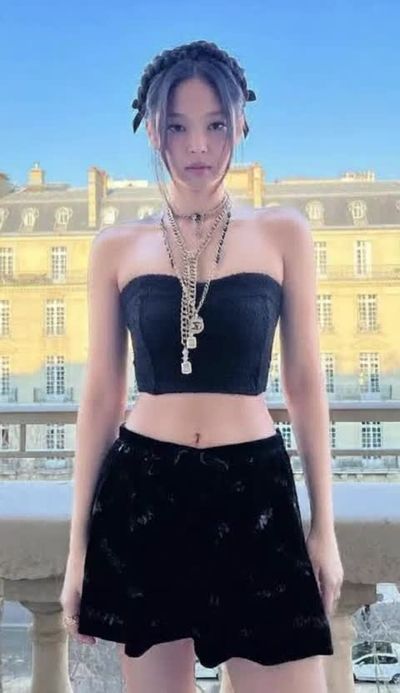 Jennie - undress