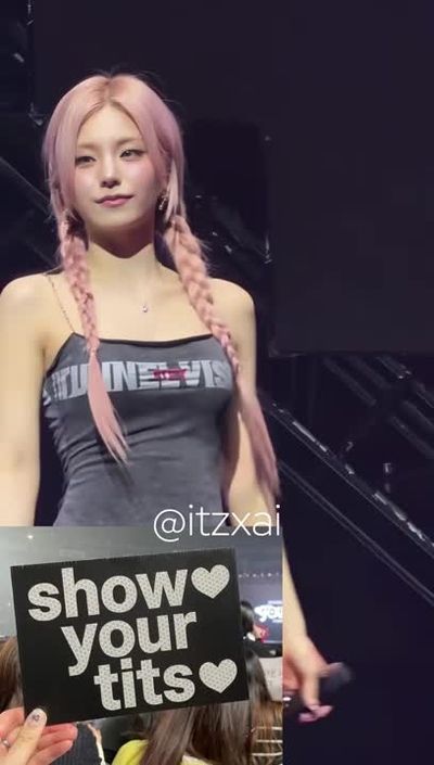 Yeji - naked on stage