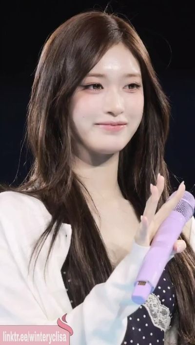 Leeseo - shows boobs