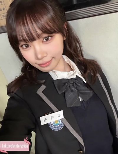 Chaewon - gives footjob