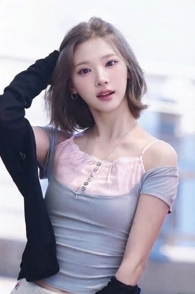 Jiwoo - shows tits