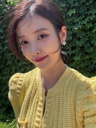 IU - play with pussy