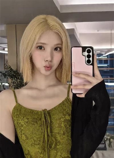 Jiwoo - shows tits