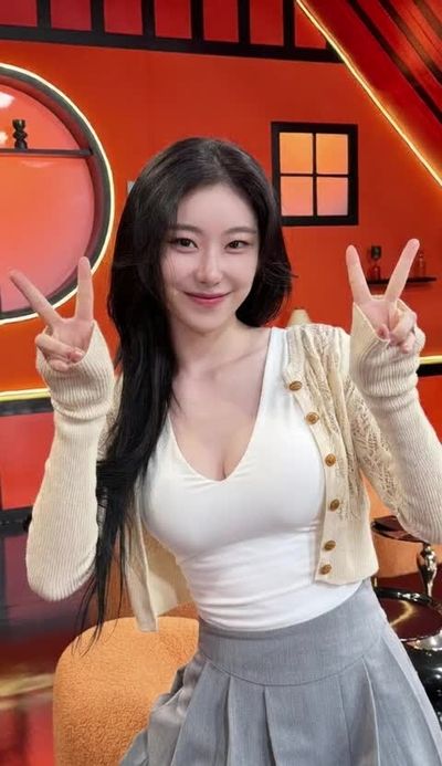 Chaeryeong - shaved pussy