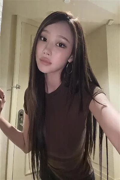 Giselle - shows tits