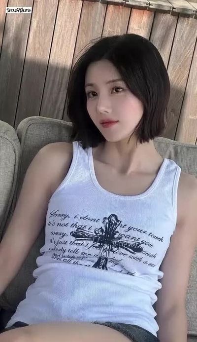 Eunbi - shows tits