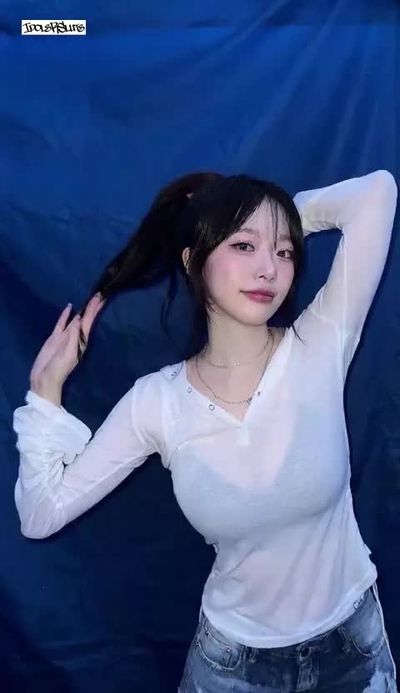 Jeewon - shows tits