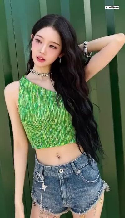 Sieun - shows tits