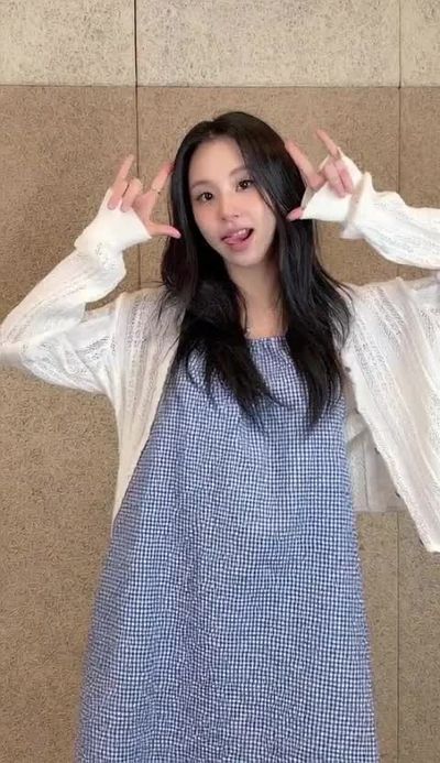 Chaeyoung - shows boobs