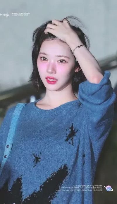 Jiwoo - shows tits
