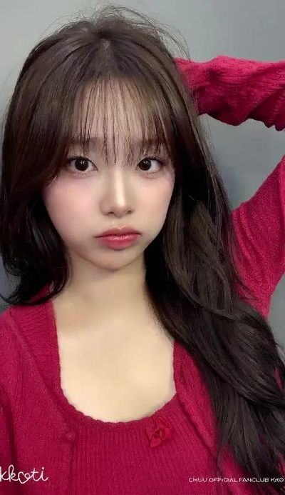 Chuu - shows tits