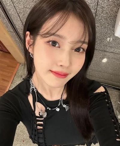 IU - strokes cock