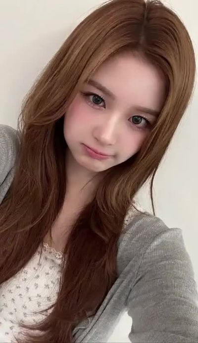 Sullyoon - shows tits