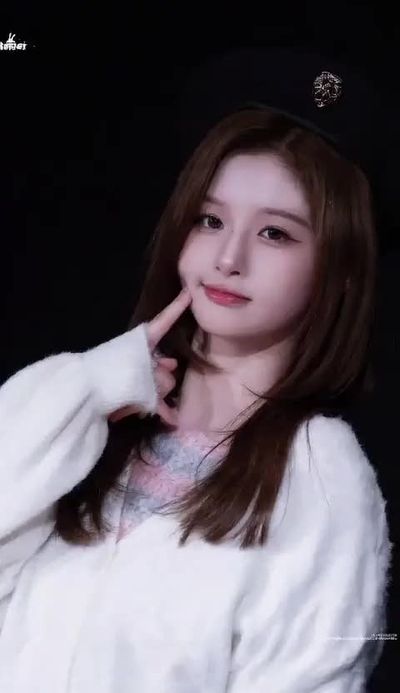 Sullyoon - shows tits
