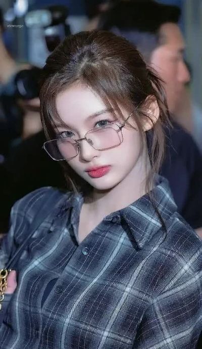 Sullyoon - shows tits