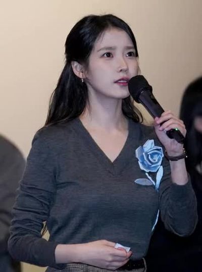 IU - shows tits