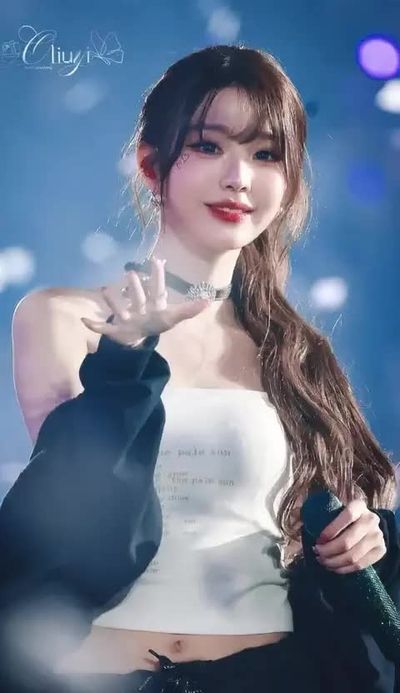 Wonyoung - shows tits