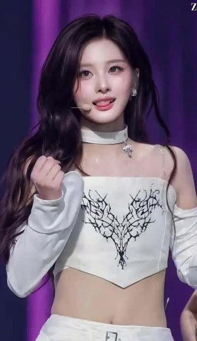 Sullyoon - shows tits