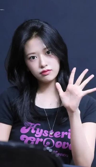 Yujin - shows tits