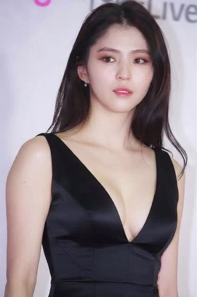 Han So Hee - shows tits