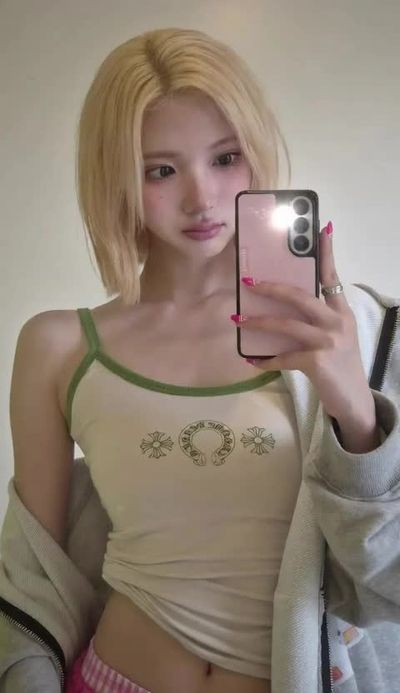 Jiwoo - shows tits