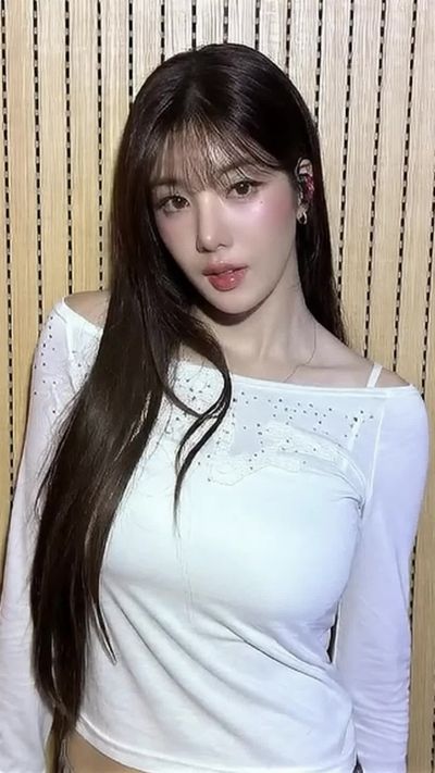 Eunbi - shows boobs