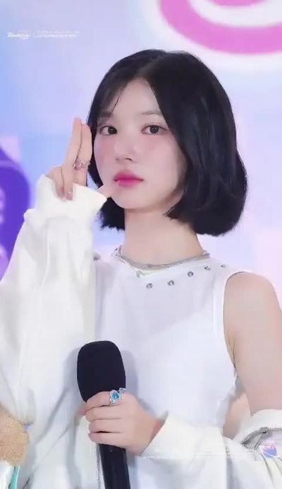Jiwoo - shows boobs