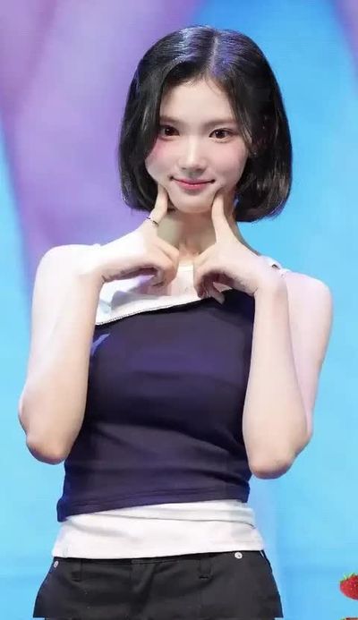 Jiwoo - shows boobs