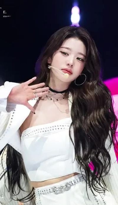 Wonyoung - shows tits