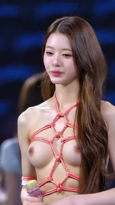 Wonyoung - shows tits
