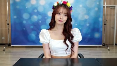 IU - shows tits