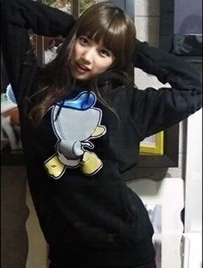 Suzy - shows tits
