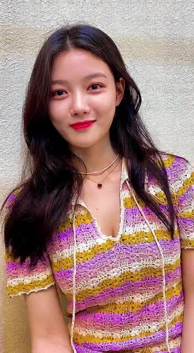Kim Yoo-jung - shows tits