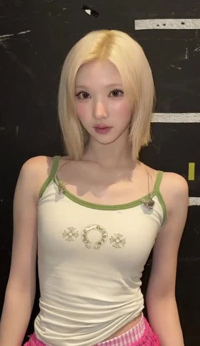 Jiwoo - shows tits