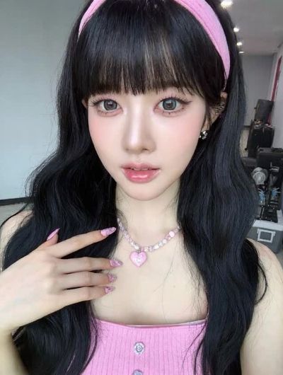 Sieun - shows pussy