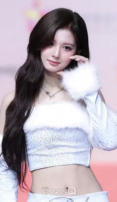 Sullyoon - shows tits