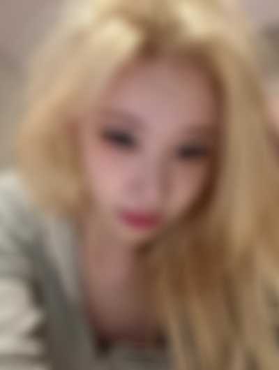 Chaeryeong - gives handjob