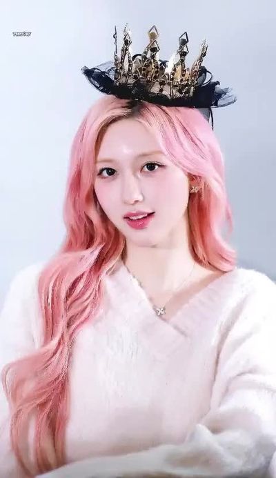 Gaeul - shows tits