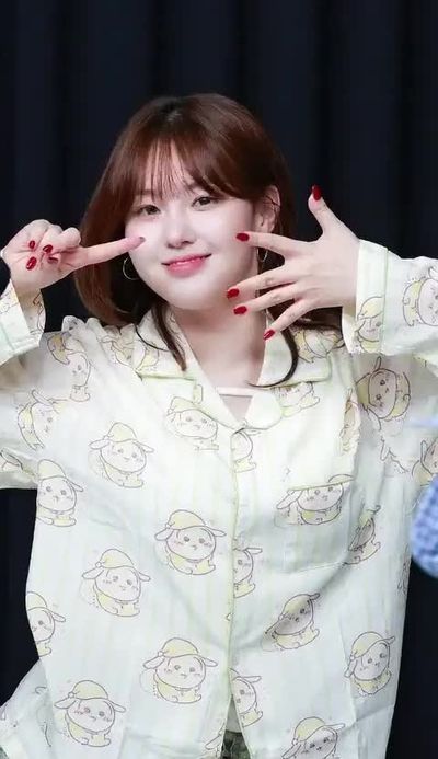 Chaehyun - shows tits