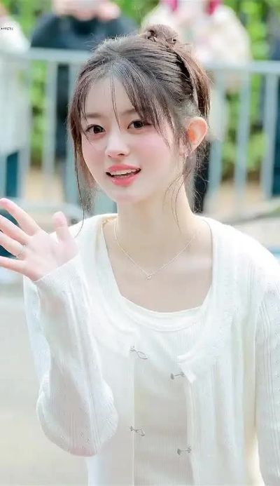 Minju - shows tits