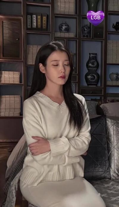 IU - strokes cock
