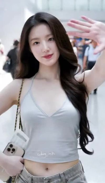 Shuhua - shows tits