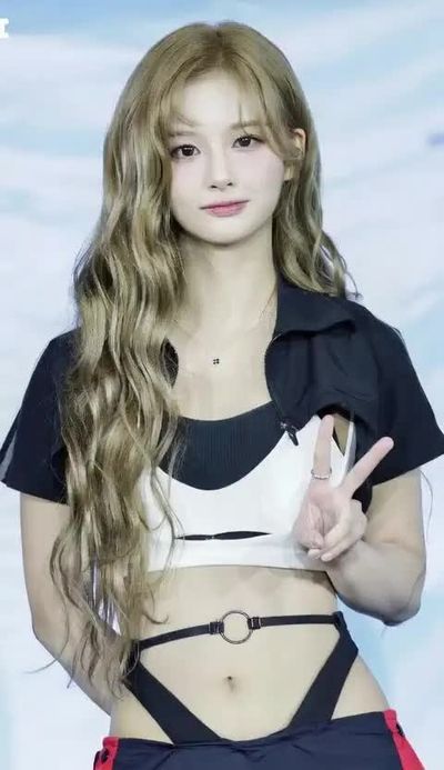 Sullyoon - shows tits