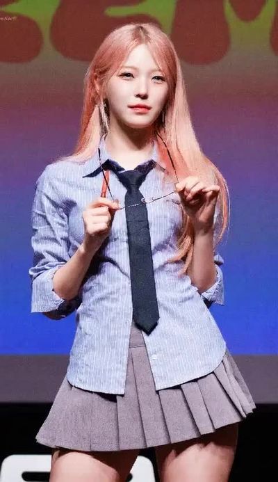 Jiheon - shows tits