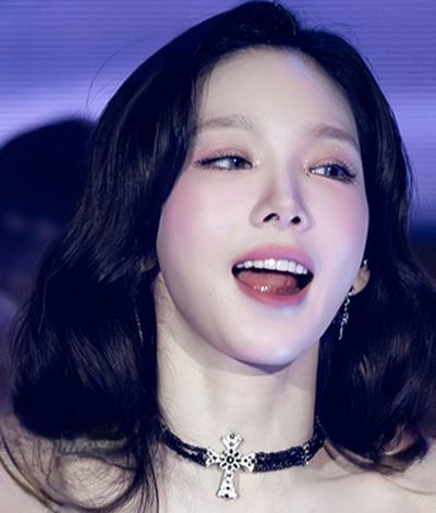 Taeyeon - naked party pool