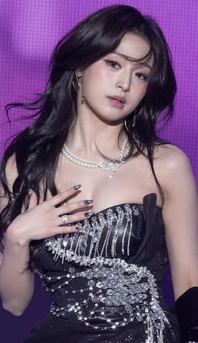 Ahyeon - shows tits