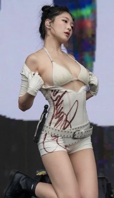 BIBI - shows tits