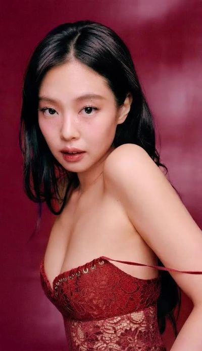 Jennie - shows tits