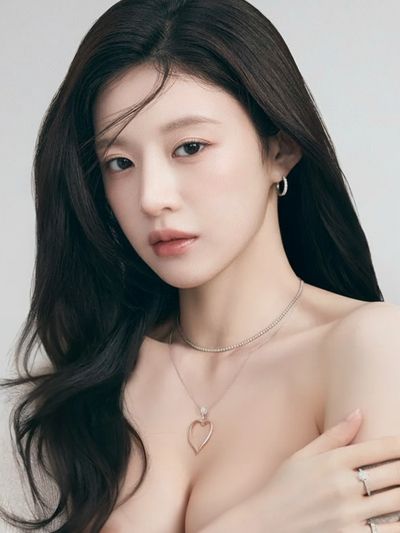 Go Yoon Jung - Naked Pictorial