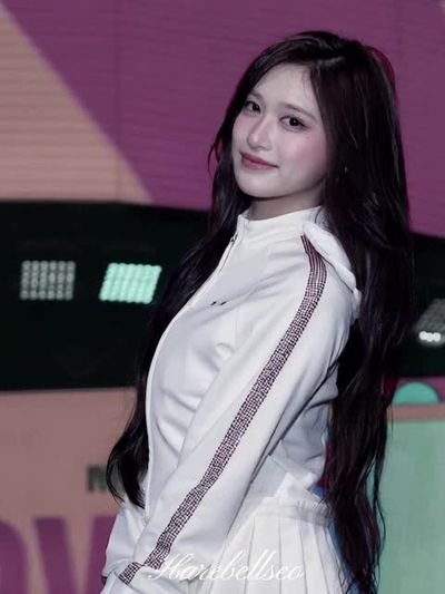 Leeseo - shows tits